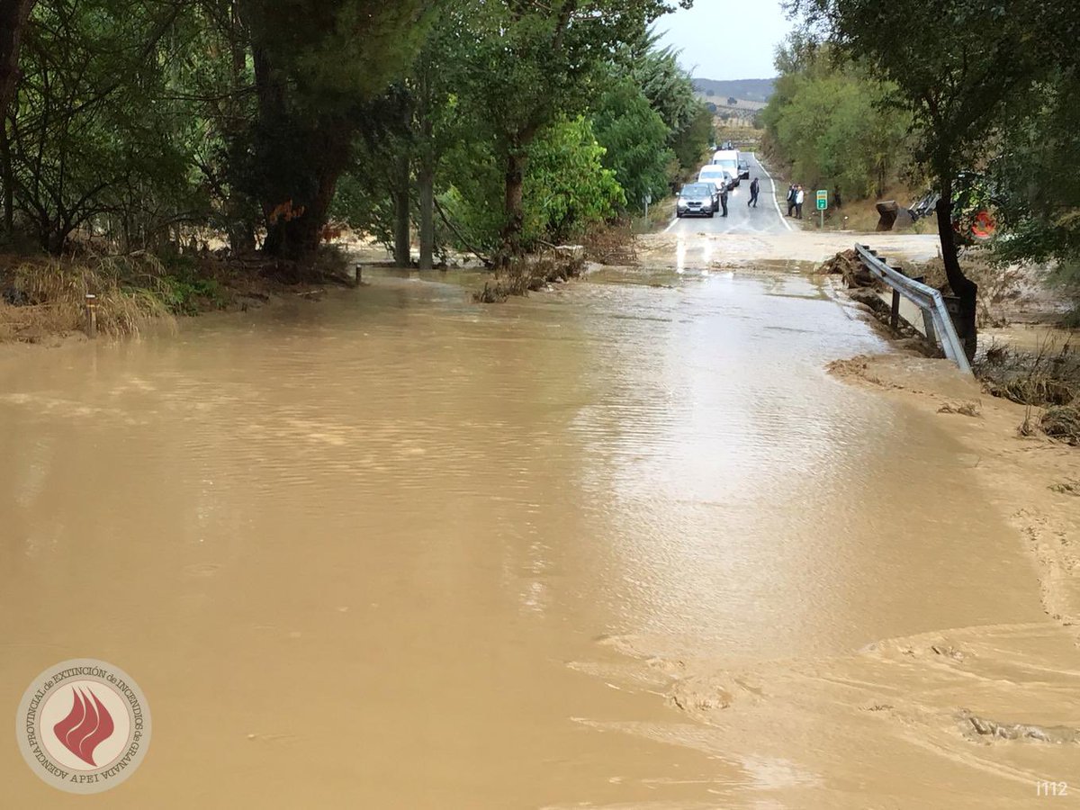Granada_Meteo's tweet photo. Incidencias en la provincia como en Alhama de Granada fijaros 0’3 mm en el casco urbano y a poca distancia 33’8 litros en Moclín/puerto Lope 26’7 litros la imagen del pueblo.
(Imágenes de la @dipgra ) https://t.co/qMn6frZUrO