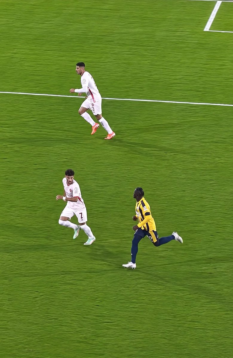 Tartismalar's tweet photo. Pozisyon atak başlangıç fazından önce olmasının dışında bir de yoruma açık. 
1- Baran Ali dönüp Kante’ye bakıyor.
2- Rakibinin önüne doğru koşuyor.
3- Bir temas oluşuyor.

Eğer bu topsuz alan teması yoruma kapalı şekilde faulse buna benzer bütün temaslarda VAR devreye girmeli, hemen her kornerde 3-5 penaltı çıkacaktır.
#FBvALY