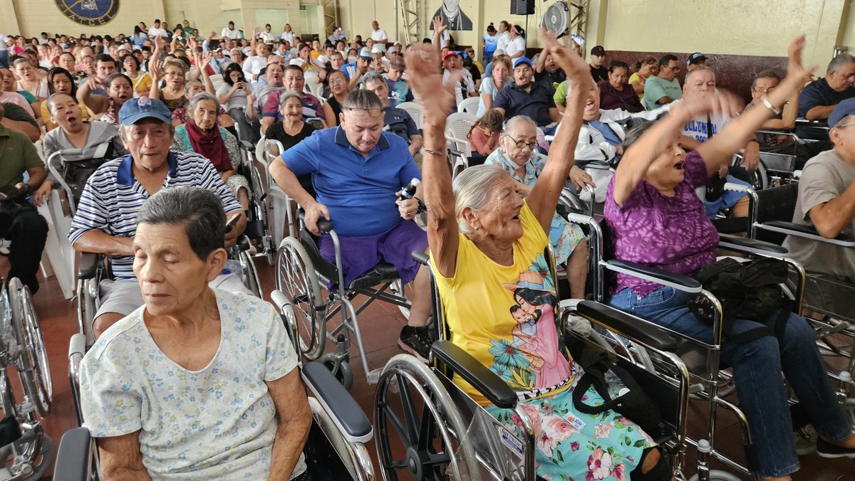 stisss's tweet photo. COMPROMISO QUE SE CONVIERTE EN AYUDA

Detrás de cada ayuda hay voluntad, organización y manos solidarias. El Movimiento Social Comunitario mantiene su labor a nivel nacional, con el liderazgo de sus fundadores  @RolandoCastroSv  y @GermanMunozSS y la entrega de sus voluntarios.

Su compromiso con las comunidades se demuestra escuchando, acompañando y acercando apoyo a las familias.

¡Gracias a cada persona que hace posible esta obra social!