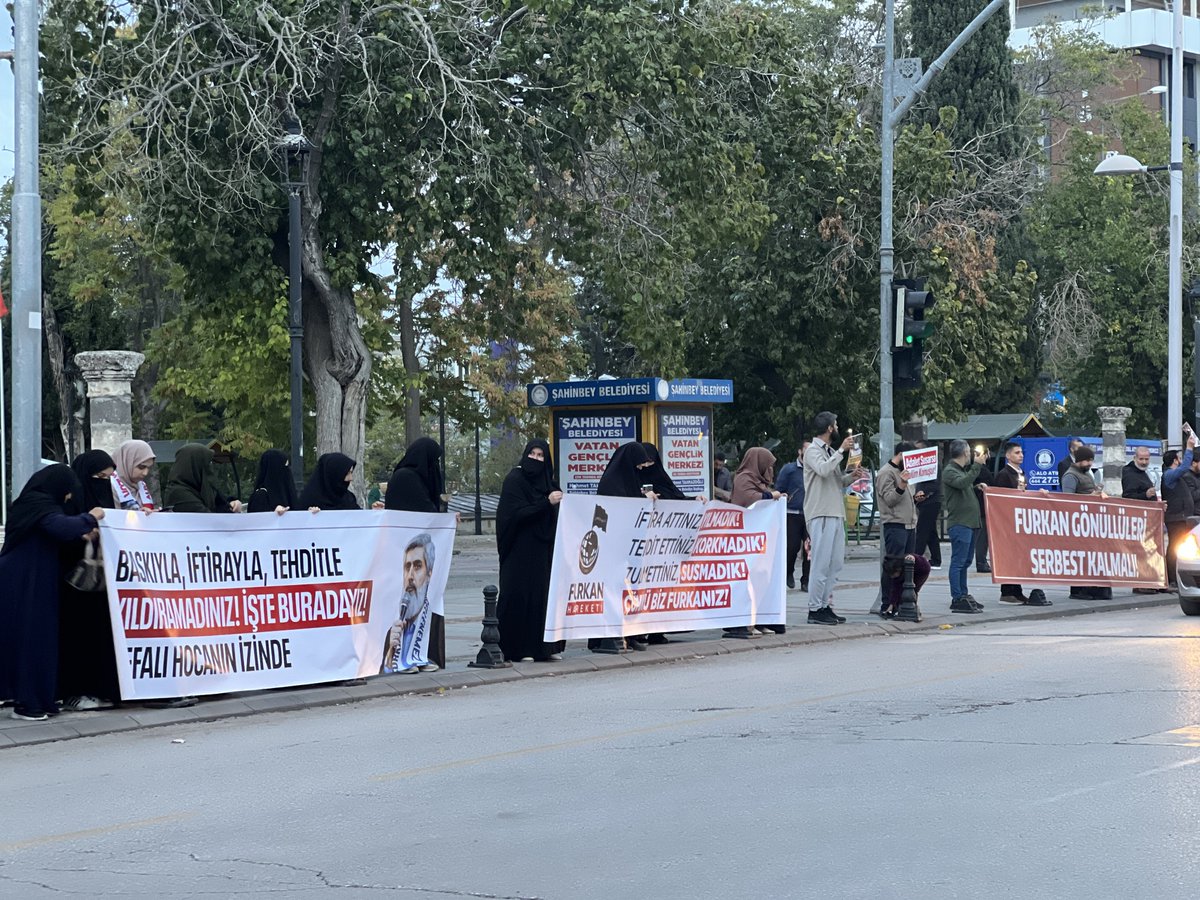 furknharketi's tweet photo. İftiralarla, baskılarla ve cezaevlerindeki hak ihlalleriyle bizleri yıldıramazsınız! Adalet yerini bulana dek meşru mücadelemizden vazgeçmeyeceğiz!

ZulmeKarşı Meydanlardayız
AlparslanHocaya Özgürlük
SemraHocaya Ozgürlük
FurkanGönüllülerine Ozgürlük

📍Gaziantep https://t.co/kYzkN7dvDx