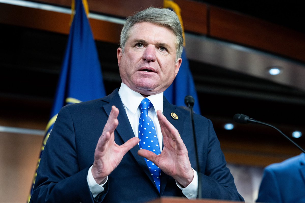 CasetaBosque's tweet photo. El mensaje de Michael McCaul 🔴 a Donald Trump 🇺🇸  sobre Vladimir Putin 🇷🇺: 

“Cuando el presidente Trump dio la bienvenida a Putin en suelo estadounidense para conversaciones de paz, Putin respondió menos de dos semanas después con un bombardeo masivo de Kyiv que mató a más de 20 civiles.

Cuando el presidente Trump presionó a Ucrania para que hiciera concesiones territoriales a Rusia, Putin dio media vuelta y proporcionó a Irán inteligencia para ayudar a atacar a miembros del servicio estadounidense.

Cuando el presidente Trump aseguró su acuerdo de diésel con Putin, el Kremlin respondió continuando con los ataques a la infraestructura energética de Ucrania — a pesar de las llamadas del presidente a un alto el fuego energético.

Justo la semana pasada, las fuerzas rusas también bombardearon autobuses llenos de civiles inocentes, matando a más de 30 personas.

Una y otra vez, hemos visto cómo Putin responde a las concesiones estadounidenses: con desprecio hacia Estados Unidos y un aumento de la violencia contra ucranianos inocentes.

Exhorto al presidente a cambiar de rumbo, usar las sanciones de Lindsey Graham y volver al principio probado por el tiempo de que la paz duradera se asegura a través de la fuerza — no de la complacencia.”