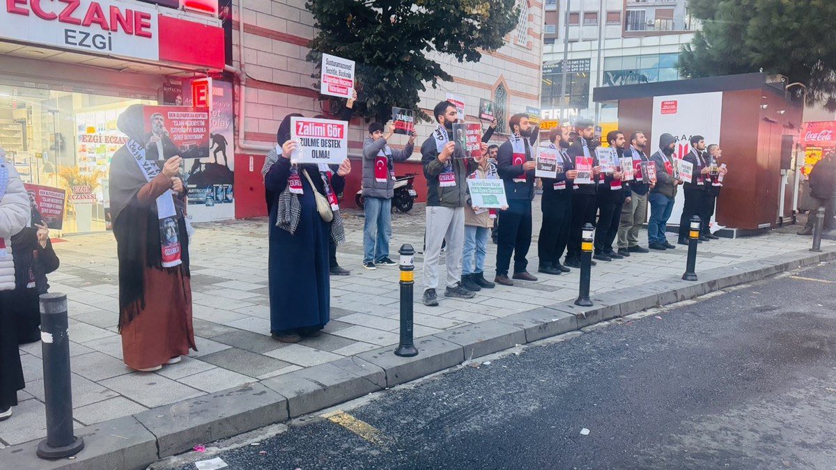 furknharketi's tweet photo. Hukuksuz tutuklamalar, sürgünler tecritler ve cezaevlerinde yaşanan hak ihlalleri... Atılan tüm iftiralara rağmen hakikatı savunmaktan vazgeçmiyoruz. Kardeşlerimiz özgürlüğüne kavuşana dek mücadeleye devam edeceğiz!

ZulmeKarşı Meydanlardayız
AlparslanHocaya Özgürlük
SemraHocaya Ozgürlük
FurkanGönüllülerine Ozgürlük

📍İstanbul