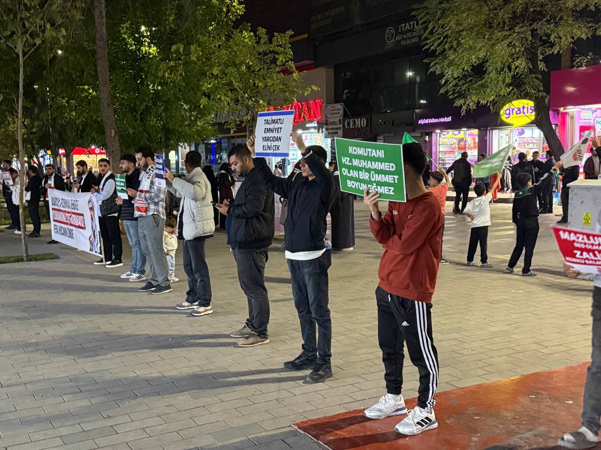 furknharketi's tweet photo. Ne hocamızı ne kardeşlerimizi tecritlere terk etmeyeceğiz!  üzerimize atılan iftiralara boyun eğmeyeceğiz! Adalet tecelli edene kadar meydanlardayız!

ZulmeKarşı Meydanlardayız
AlparslanHocaya Özgürlük
SemraHocaya Ozgürlük
FurkanGönüllülerine Ozgürlük

📍 Siirt https://t.co/bGSNh4elOv
