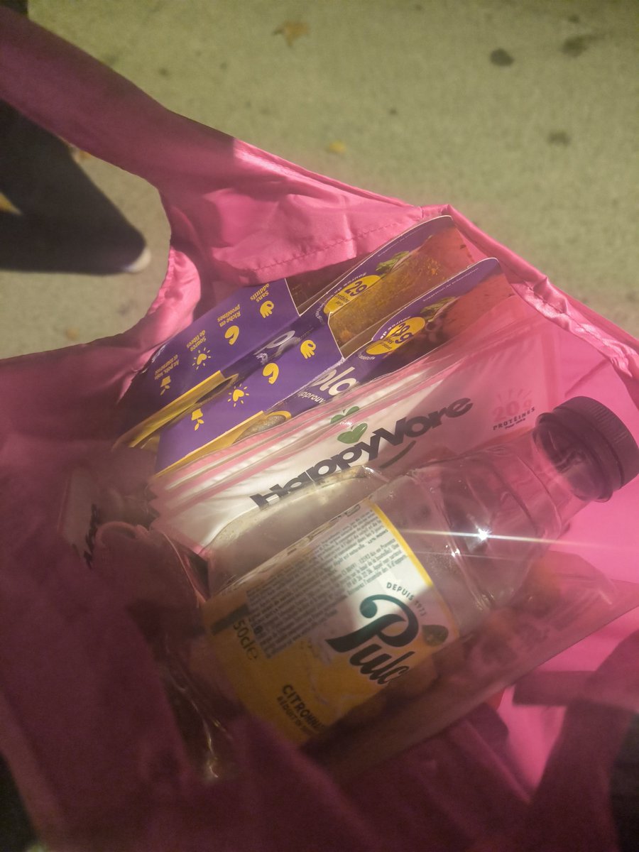 JeunesAvecNonny's tweet photo. Désolé c'est haram de voler mais le monoprix a été pillé j'en ai profité https://t.co/KIut5iOLGT
