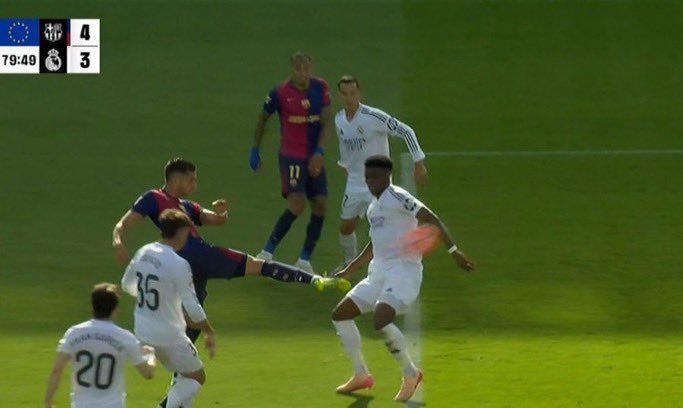 PedrinhoFCB__'s tweet photo. Madridistas que piensan de esta mano? https://t.co/YFwHrzBTvu