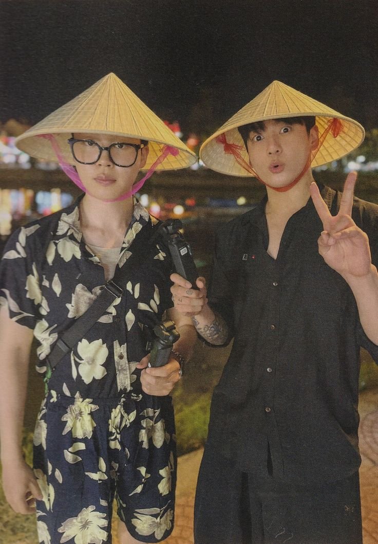 jimincatalyst's tweet photo. BOYFRIENDS https://t.co/iJoBaDuZpg