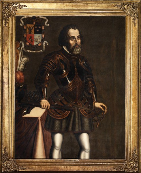 trastamara_ana's tweet photo. Ocho años antes de la llegada de Hernán Cortés a México, una carabela española naufragó frente a las costas del Yucatán. De los pocos supervivientes, Jerónimo de Aguilar vivió cautivo como esclavo entre los mayas desde 1511 hasta 1519.

Su vida resume de manera increíble el choque de mundos en el siglo XVI: pasó de ser un náufrago cautivo durante casi una década a convertirse en una pieza clave e insustituible para la expedición de Hernán Cortés.  
​
​Nacido en Écija (Sevilla), Jerónimo de Aguilar ostentaba órdenes menores (se le solía considerar clérigo o fraile). 
En 1511, viajaba a bordo de una carabela capitaneada por Juan de Valdivia desde el Darién (Panamá) hacia La Española.  
​La nave naufragó cerca de la costa del Yucatán. Alrededor de una docena de supervivientes alcanzaron las playas americanas en un batel, pero fueron capturados por caciques mayas. 

Varios fueron sacrificados o murieron por enfermedades y maltrato, hasta que solo quedaron dos con vida: Jerónimo de Aguilar y Gonzalo Guerrero.
​
​Mientras convivían con los mayas, ambos hombres tomaron caminos opuestos frente al cautiverio.? 

​Gonzalo Guerrero se adaptó por completo, se casó con una mujer noble maya, tuvo hijos (considerados de los primeros mestizos de México) y llegó a ser jefe militar combatiendo a las posteriores incursiones españolas.  

​Jerónimo de Aguilar se mantuvo fiel a su fe cristiana, guardó celosamente un libro de horas (de oración) que logró conservar del naufragio y vivió como esclavo sirviendo a un cacique maya durante ocho largos años. Durante ese tiempo aprendió a hablar con absoluta fluidez la lengua maya chontal.  
​
​En 1519, cuando la flota de Hernán Cortés desembarcó en la isla de Cozumel, el conquistador supo de la existencia de dos hombres barbudos tierra adentro y les envió cartas e incentivos para rescatarlos.

​Jerónimo acudió al encuentro de los españoles. Las crónicas de la época (como la de Bernal Díaz del Castillo) cuentan que venía con el aspecto de un maya —de tez muy morena, con el pelo cortado a la usanza indígena y vestido apenas con un paño— y que al principio le costaba pronunciar sus primeras palabras en castellano tras casi una década sin hablarlo.

​Cuando Cortés inició su marcha hacia el interior, Aguilar se convirtió en su voz en tierra de los mayas. 
Tras la batalla de Centla, los gobernantes mayas regalaron a los españoles 20 mujeres esclavas, entre las que figuraba Malintzin (La Malinche).  

​Ahí nació el famoso método de traducción en cadena (o triangulación):  
​Cortés hablaba en castellano a Aguilar.  
​Aguilar traducía del castellano al maya para La Malinche.  
​La Malinche traducía del maya al náhuatl (la lengua de los mexicas/aztecas) para los emisarios de Moctezuma.  

​Este puente de comunicación permitió a Cortés entablar complejas negociaciones políticas y formar alianzas con pueblos nativos enemigos de los aztecas. 
Con el tiempo, cuando La Malinche aprendió castellano, la función de Aguilar como traductor directo pasó a un segundo plano, aunque continuó sirviendo en la campaña militar hasta la caída de Tenochtitlan en 1521.  

​Posteriormente se estableció en la nueva Ciudad de México, donde se le otorgaron encomiendas antes de su fallecimiento hacia 1531.

Todos recordamos a La Malinche como la gran intérprete de la conquista de México, pero casi nadie recuerda al hombre sin el cual ella no habría podido entender a Cortés. 

Jerónimo de Aguilar fue el primer engranaje de esa diplomacia a tres bandas. Sin su memoria y su oído, la historia habría sido completamente diferente.

#HistoriadeEspana