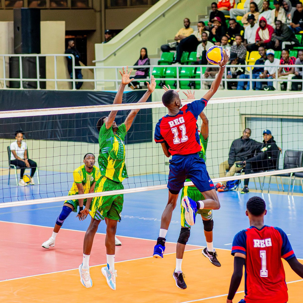 NGG_Masakombe's tweet photo. 🏐✨ 𝐕𝐨𝐥𝐥𝐞𝐲𝐛𝐚𝐥𝐥 ✨🏐
#RNVL2026_27
MEN || Phase I, Round 1
REG 2️⃣-3️⃣ EAUR
Set 1: 25-22
Set 2: 21-25
Set 3: 25-17
Set 4: 23-25
Set 5: 12-15
What a win for EAUR 😱
📍 Petit Stade Remera
#frvbleague #rwandavolleyball #frvbseriea #rnvl https://t.co/dQeQ2dv5tH