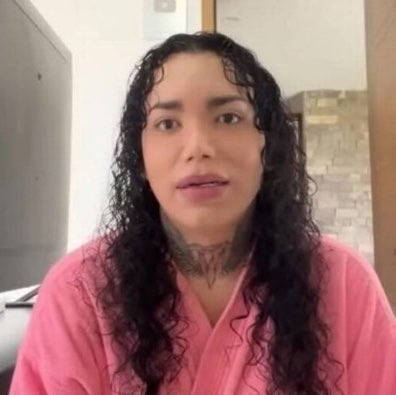 LaWendyGuevara's tweet photo. Espero que quien se haya robado mi paquete también estuviera planeando ser Paola Suárez para Halloween. https://t.co/wX9wST6Pkn