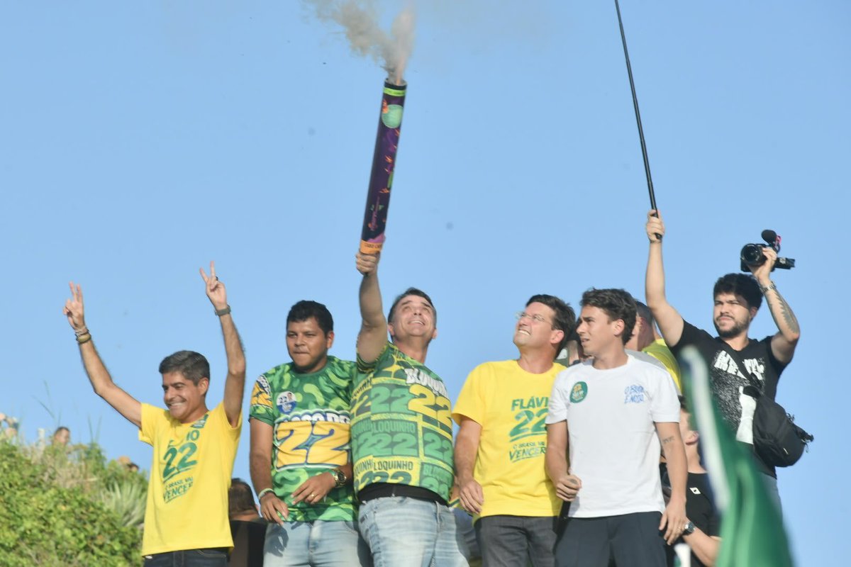 Fevieira_s's tweet photo. O único de colete a prova de balas.

FLAVIO VAI FORJAR UM ATENTADO https://t.co/QWRVNDc7RL