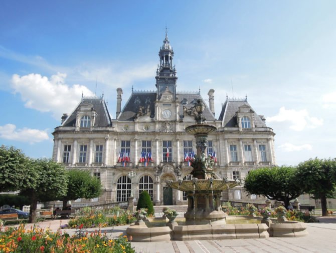 TraductorTeAma's tweet photo. Ven esta torre preciosa?
Es la torre del ayuntamiento de Limoges construida en 1873.
Bueno, era, los comunistas hoy la rompieron. https://t.co/lkt4IX1Uca