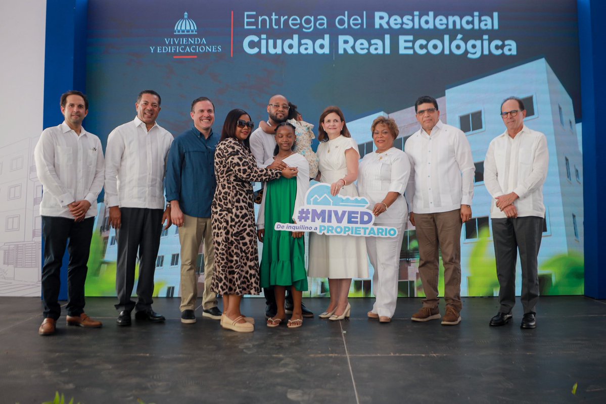 ViceRDo's tweet photo. ¡Tener un hogar propio es el comienzo de una etapa llena de oportunidades! Junto al @mivedrd, entregamos 836 apartamentos en Ciudad Real Ecológica, que beneficiarán a cientos de familias de Santo Domingo Este, brindándoles la seguridad y la estabilidad necesarias para construir un mejor futuro.

#RaquelPeña
#VicepresidenciaRD
