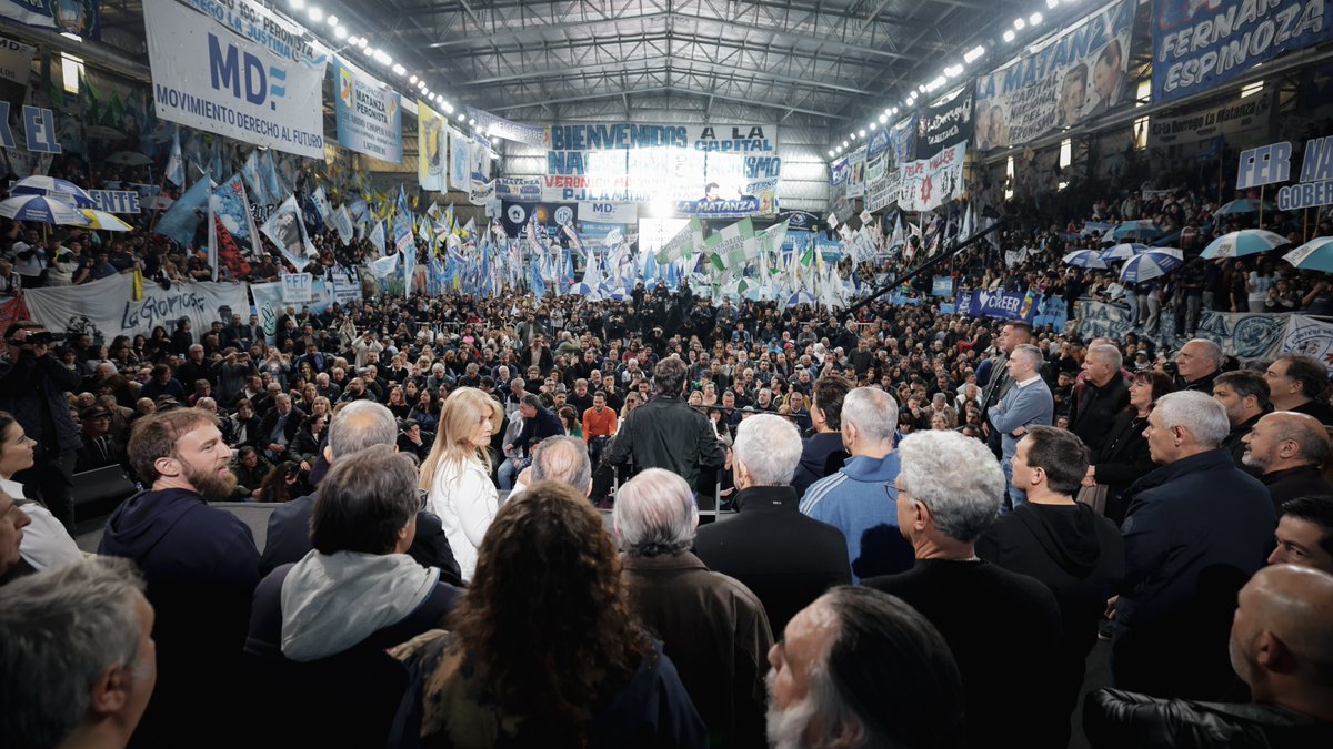 CascallaresPJ's tweet photo. ¡FELIZ DÍA DE LA LEALTAD PERONISTA!

✌️✌️ En un acto con mucha mística peronista, festejamos en La Matanza el Día de la Lealtad Peronista junto al presidente del PJ bonaerense, Axel Kicillof, a la vicegobernadora Verónica Magario, intendentes, legisladores, dirigentes y a miles de compañeras y compañeros.

¡A 81 años del nacimiento del Peronismo tomemos las banderas que nos legó nuestro conductor para hacer realidad la felicidad del pueblo!. 🇦🇷