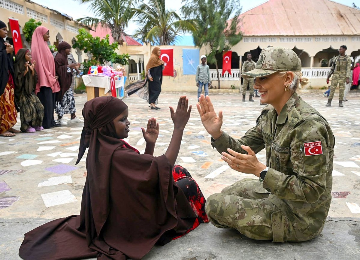 ortadogu2110's tweet photo. 🔴#SonDakika 

Millî Savunma Bakanlığı, Somali'den bir fotoğraf paylaştı:

“Bir tebessüm, bin gönül bağı!” https://t.co/dfHgXkKFHW