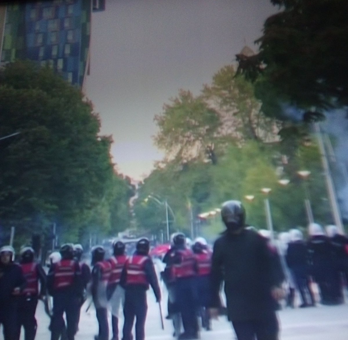 mariabillis2's tweet photo. Tirana, two hours  ago.

Students aged 13 to  16  having 
clashes with the police..

Flamingos have yet to come..

#Βόρειος_Ήπειρος_Γη_Ελληνική
#Θα_ξαναγυρίσουμε_και_θα_τρέμει_η_Γη
#Hellenism

#Albania #Revolt
#North_Epirus
#Rama_Dictator
#Corruption https://t.co/6lWd44Dyhk