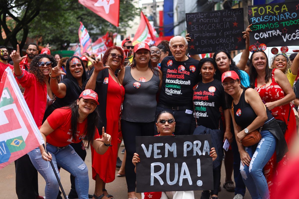 esuplicy's tweet photo. É sempre uma alegria estar em Heliópolis, ao lado dos queridos Geraldo Alckmin, Fernando Haddad, de tantas outras pessoas queridas e importantes nessa caminhada e de um povo tão acolhedor e cheio de esperança!

Seguimos juntos em defesa da democracia e da soberania do Brasil https://t.co/pdHWDbTeg3