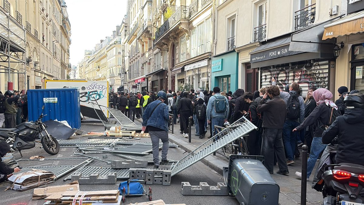 le_Parisien's tweet photo. 🔴Des casseurs pénètrent dans la mairie du Xe arrondissement de Paris 

Suivez notre direct ➡️ https://t.co/tYydyQR6ZO https://t.co/RP1bWk2vLz