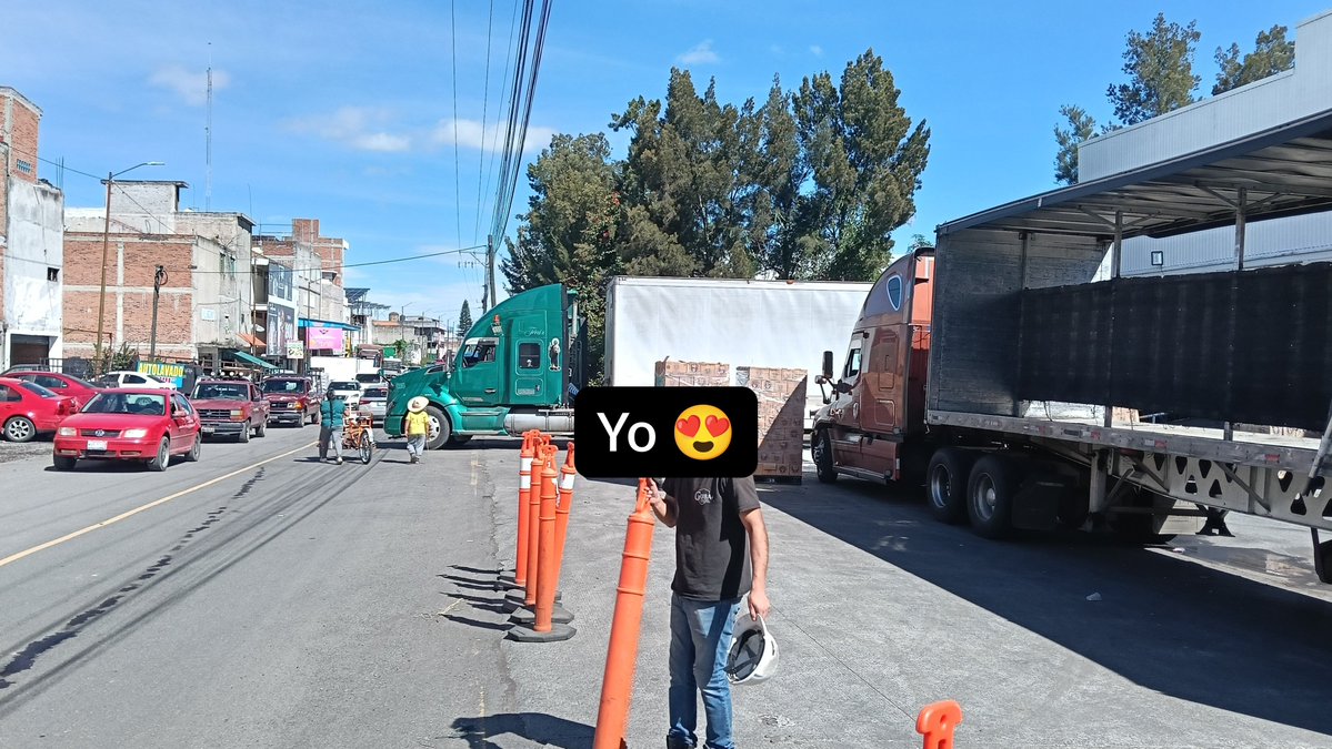 literatura220's tweet photo. ¡Los empresarios pendejos también son vale madristas! Primero bajo mi mercancía, aunque ponga en peligro al peatón y a los automovilistas 
La autoridad brilla por su ausencia  @Policia_Morelia está vendida 
@michangoonga @juezciudadano @honisal @feshubao https://t.co/IRpCN018K8