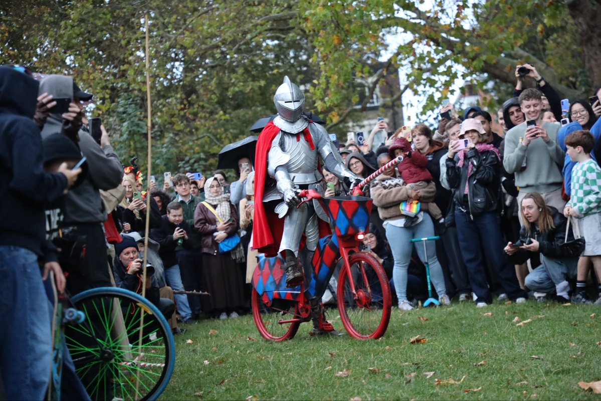 andytwelves's tweet photo. I’ve been in London Fields tonight, watching the first ever Lime Bike joust - here’s a thread of my best shots: https://t.co/2h0lwOU1Jr