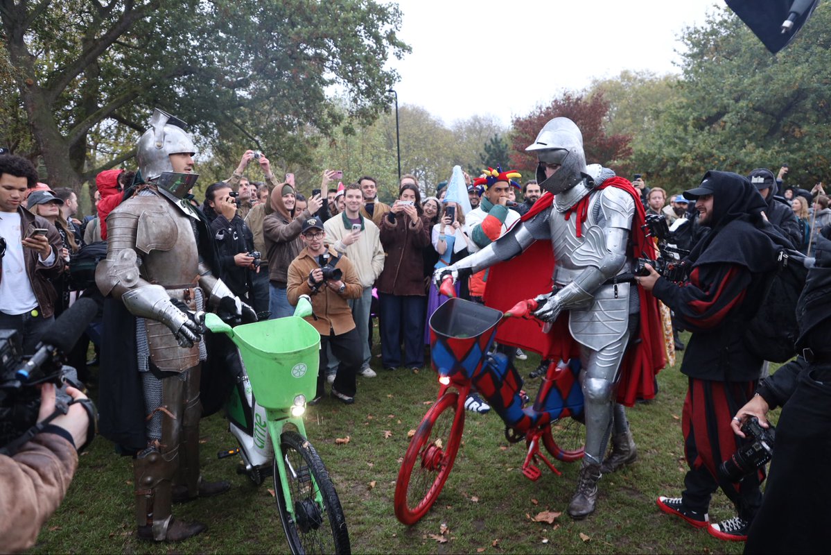 andytwelves's tweet photo. I’ve been in London Fields tonight, watching the first ever Lime Bike joust - here’s a thread of my best shots: https://t.co/2h0lwOU1Jr