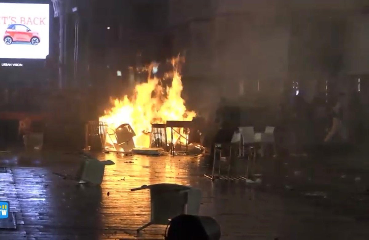 gualtrapa's tweet photo. La Italia de Meloni al igual que la Francia de Macron también está ardiendo. ¿Cómo puede ser, si a mí me dijeron que Meloni es una patriota y que con ella la inmigración ilegal en Italia se iba a acabar?

Menudo bluf son estos sionistas "patriotas" https://t.co/JQ4xTO1eJP