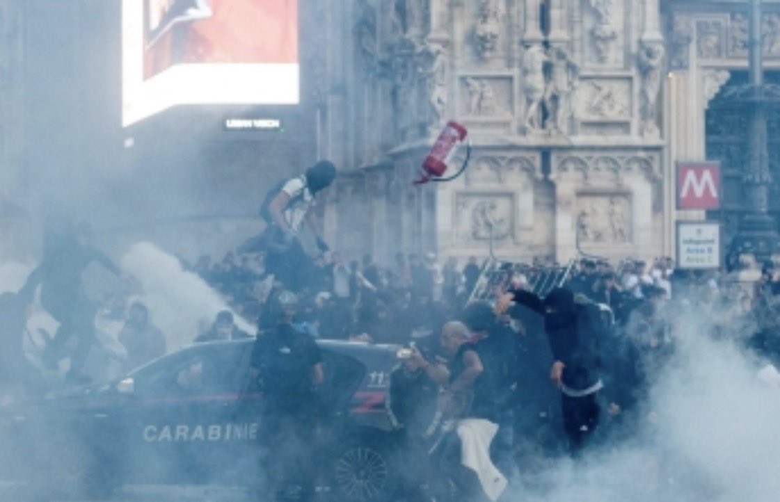 Apndp's tweet photo. Il Potere non ha paura delle violenze.
Il Potere ha paura delle coscienze. https://t.co/7ln3ZCd3MB