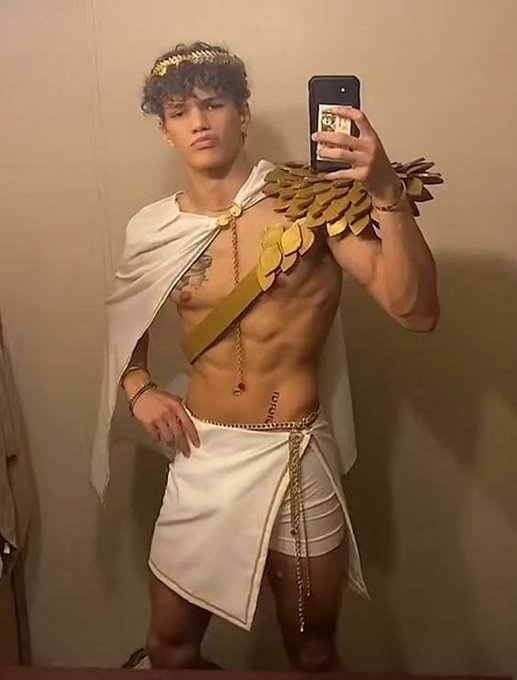 AsiGarSan2's tweet photo. mi crush: "nos vemos en la fiesta de disfraces"  

como va su ex // como voy yo https://t.co/Tfaw60Ujby