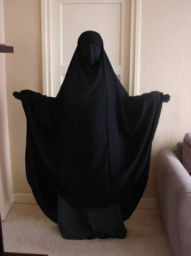 desp0tSaud1's tweet photo. هل هو لباس إسلامي لا 
هل هو لباس عربي لا
هل يناسب البيئة السعودية لا
هل في سبب منطقي للبسه لا 
هل يناسب عصرنا الحالي لا
هل في سعودية لبسته بقناعة لا وألف لا
هل يؤذي المرأة نعم ومليون نعم 
طيب يا حكومة امنعيه والله محد بيقدر يعترض لان كلنا نعرف أنه غلط بغلط 
#٢٠٣٠_بلا_نقاب18 https://t.co/rwO3dnizuw
