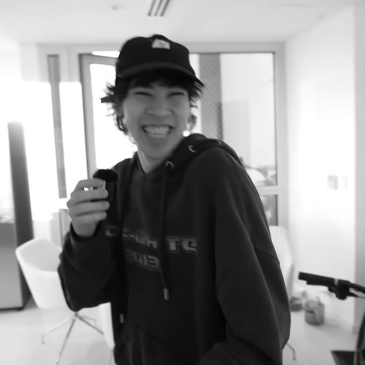 _mvpzk__'s tweet photo. Eres de lo mejor q le pasó a internet, así de simple, gracias por ser cmo eres, gracias por traer tantas sonrisas, gracias por alegrar tantas vidas, gracias por hacer un poco más bonita la mía ❤️‍🩹 #TeQueremosSpreen https://t.co/Srw2RIV2xu