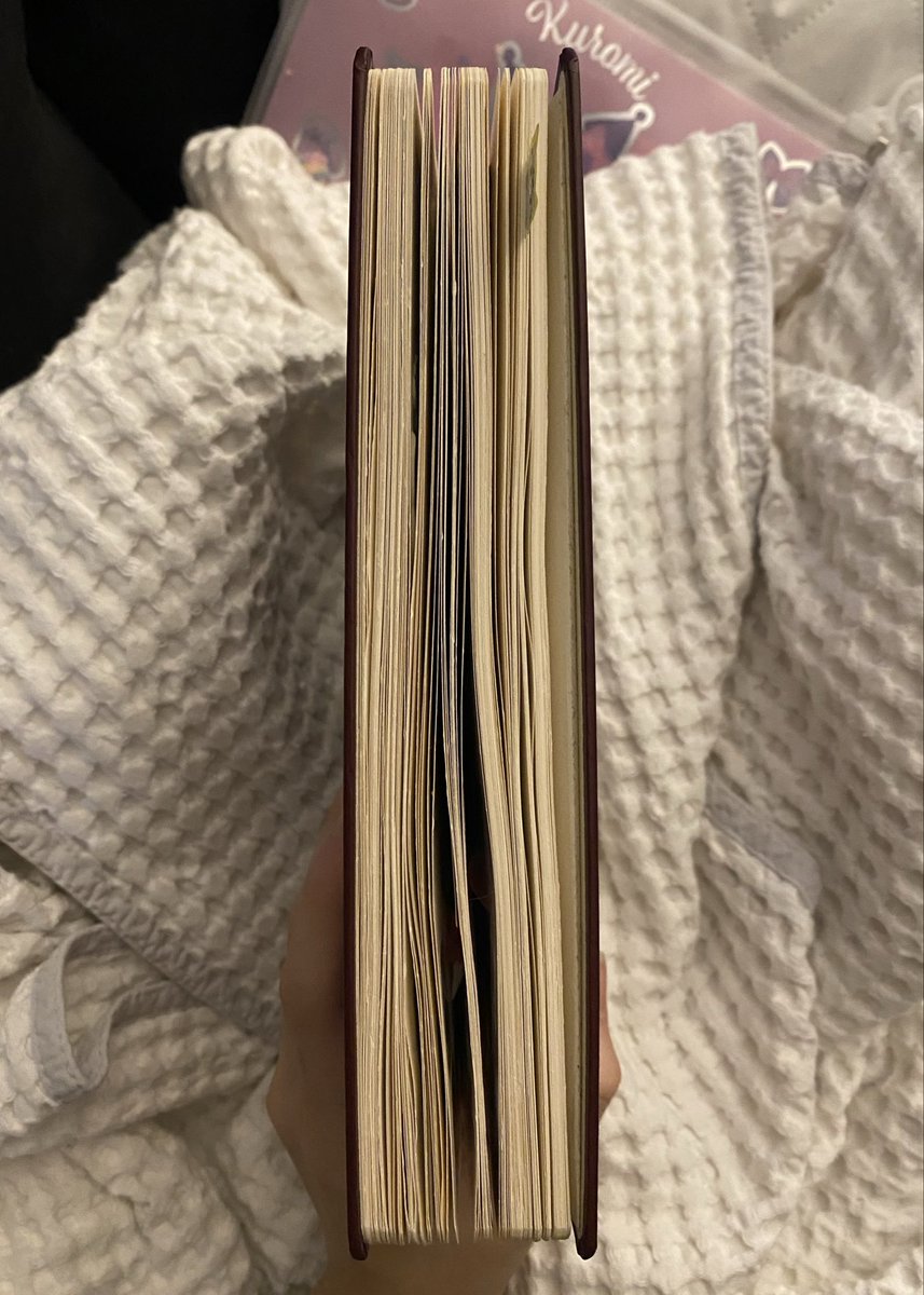 elalaraaaa's tweet photo. her sene üzülerek ajanda bitiriyorum daha iyisi olmaz bağlanamam diyorum gene bağlanıyorum sonu ne olacak bilmiyorum 2025 öncesi bütün ajanda defter günlük her şeyimi çöpe attım (ilkokuldakiler hariç) onun verdiği hüzün de var sanırım DEFTERLERE ÇOK GEREKSİZ BAĞLANIYORUM https://t.co/KeO3wRpsiH