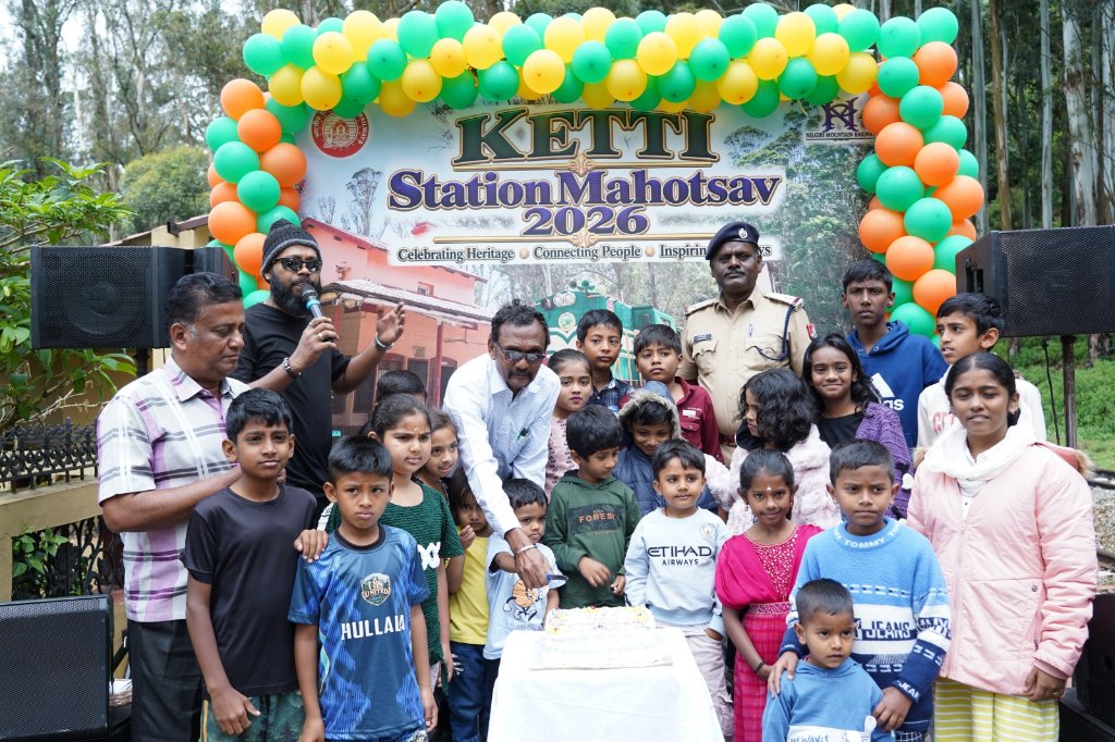 SalemDRM's tweet photo. Heritage Meets Culture! 💃🏔️🚂

Today Station Mahotsav of Ketti station celebrated with participation from nearby Hullada Village, which is inhabited by the Badaga community of the Nilgiris, and passengers of 06173 Joy Ride Special.T

#StationMahotsav #Ketti https://t.co/L02cDRquHM