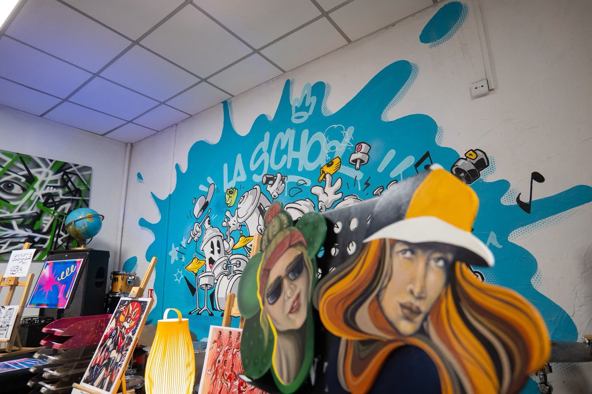 JeanLeonetti's tweet photo. Après une parenthèse enchantée à @hopitalAntibes le festival Coul’heures d’automne 
revient dans les rues d’#Antibes avec 14 street artistes internationaux. Les performances murales sont programmées du 17 au 31 octobre, du quartier de la Fontonne au centre-ville en passant par l’avenue Rochat et la nouvelle voie Lyan aux Combes… 

Ce soir, je suis aux côtés de Sébastien Hamard qui nous dévoile le programme des performances, ateliers graphiques, rencontres avec les artistes, qui se tiendront à la sChOOL, au Fort Carré, à l’hôtel le Collier, à la médiathèque Camus, etc.
Le choix des murs est aussi le fruit d’un partenariat avec les habitants et les commerçants d’#Antibes #juanlespins très impliqués dans ce projet culturel unique. 
Programme 🔗 https://t.co/O9He3lXNXw