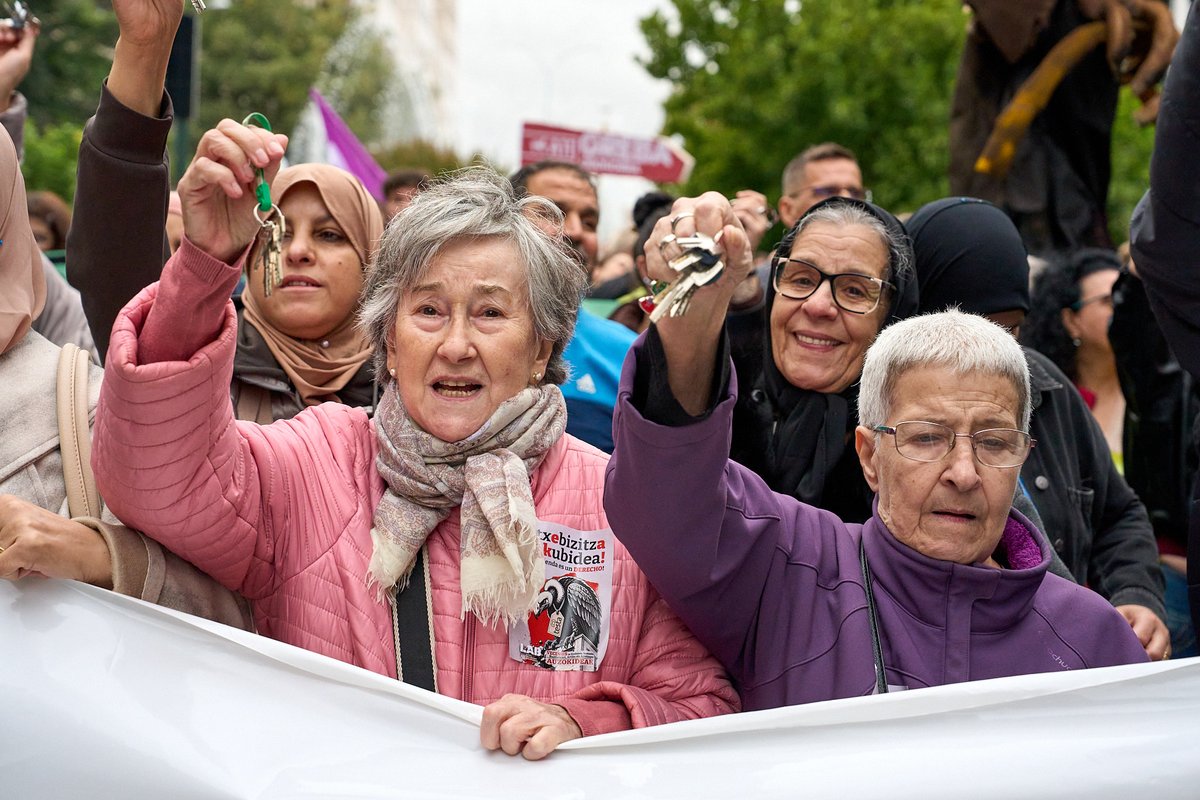 LABsindikatua's tweet photo. ✊Más de 2.000 personas en Iruñea por el derecho a la vivienda y para exigir una solución para las familias amenazadas por Testa.

⛔Las y los vecinos se quedarán en sus viviendas cuando venzan sus contratos.

🦅¡Fuera fondos buitre!

🔗https://t.co/73ePE0LG21 https://t.co/xwtvGWCE5Z