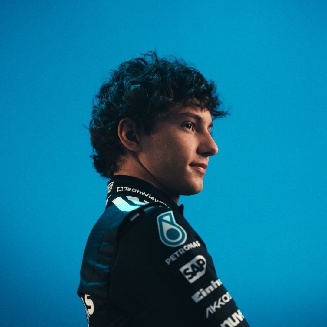 formulaka12's tweet photo. o kimi entrou na sua era reputation 💙 https://t.co/XY2elXDNVt