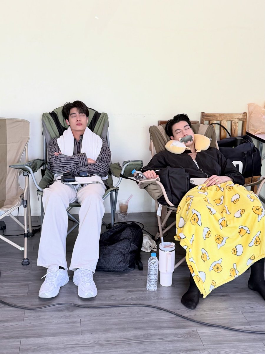 simstxy's tweet photo. สิ่งนี้น่ารักมาก พี่มุกมาลงรูปอินองตอนหลับปุ๋ยในกอง คืออินจักรเครื่องนอนครบมาก เตรียมมาแต่บ้าน 🤲🏻 https://t.co/Egktq6WJAd