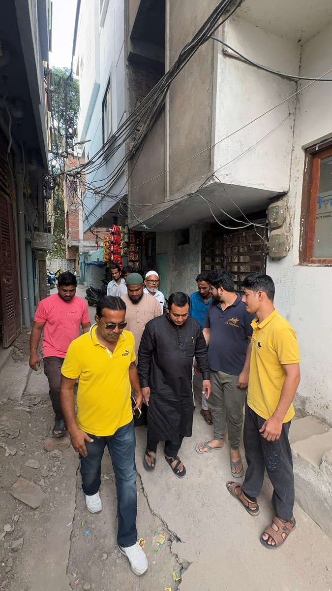 ZafarCorporator's tweet photo. On the Instructions of @aimim_national #President @asadowaisi sb &amp; @RiyazEffendi MLC sb,

@ZafarCorporator along with #Primary Unit #Presidents &amp; HMWSSB officials  Supervised Unloading sewerage Pipes for Laying various areas in Jambagh Division Ghoshamahal constituency..
. https://t.co/XJO165DQRM
