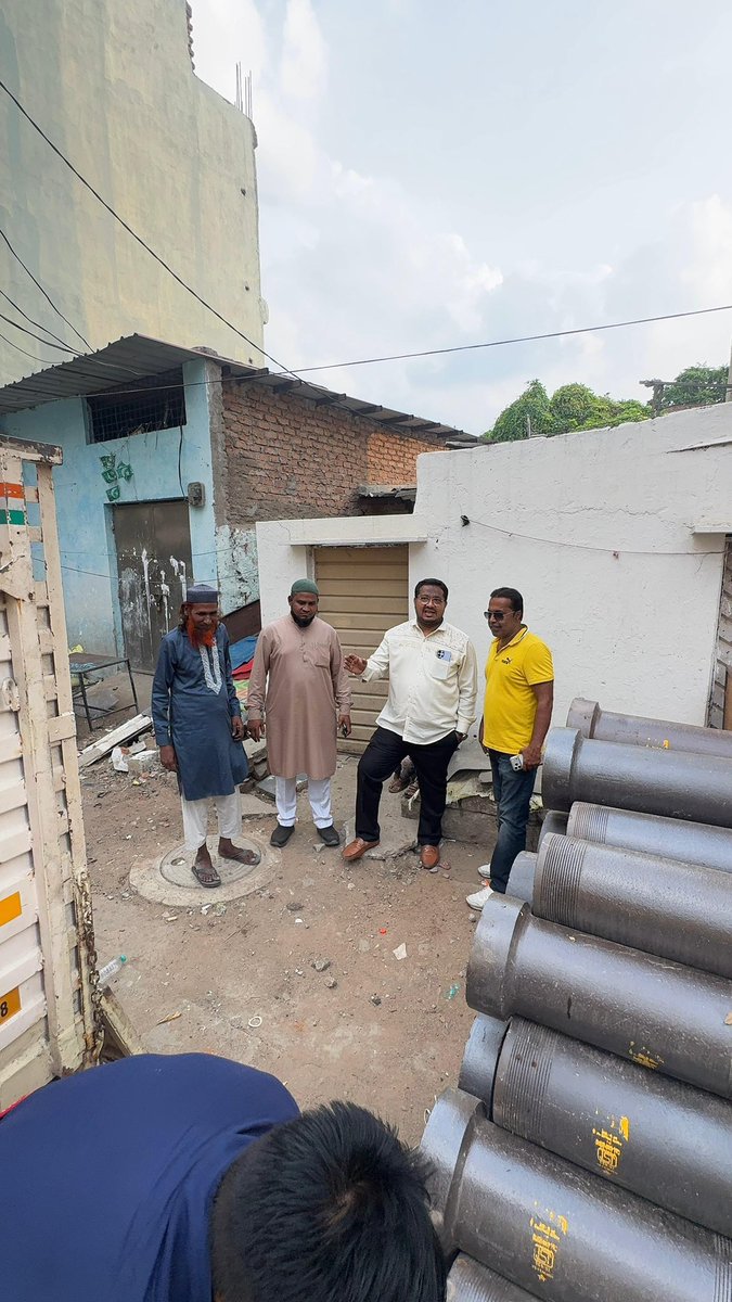 ZafarCorporator's tweet photo. On the Instructions of @aimim_national #President @asadowaisi sb &amp; @RiyazEffendi MLC sb,

@ZafarCorporator along with #Primary Unit #Presidents &amp; HMWSSB officials  Supervised Unloading sewerage Pipes for Laying various areas in Jambagh Division Ghoshamahal constituency..
. https://t.co/XJO165DQRM