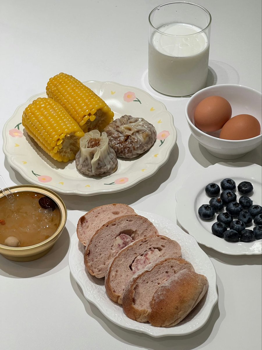aicrss's tweet photo. 好看的早餐不一定要很复杂，

黄玉米、紫蓝莓、白白的面包和鸡蛋，

摆在一起就很有食欲。

有你想吃的吗，你早上吃什么了 https://t.co/VR2slIWShZ