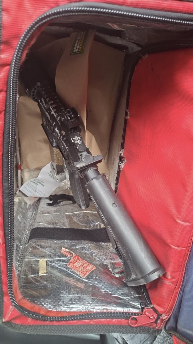 net_gua's tweet photo. Qué raro una carabina calibre .223 con una tolva de Glock metida a la fuerza , el @GuatemalaGob  ya tenía planificado el asesinato de @foppaguate ‼️ https://t.co/FxIR4Er0sy