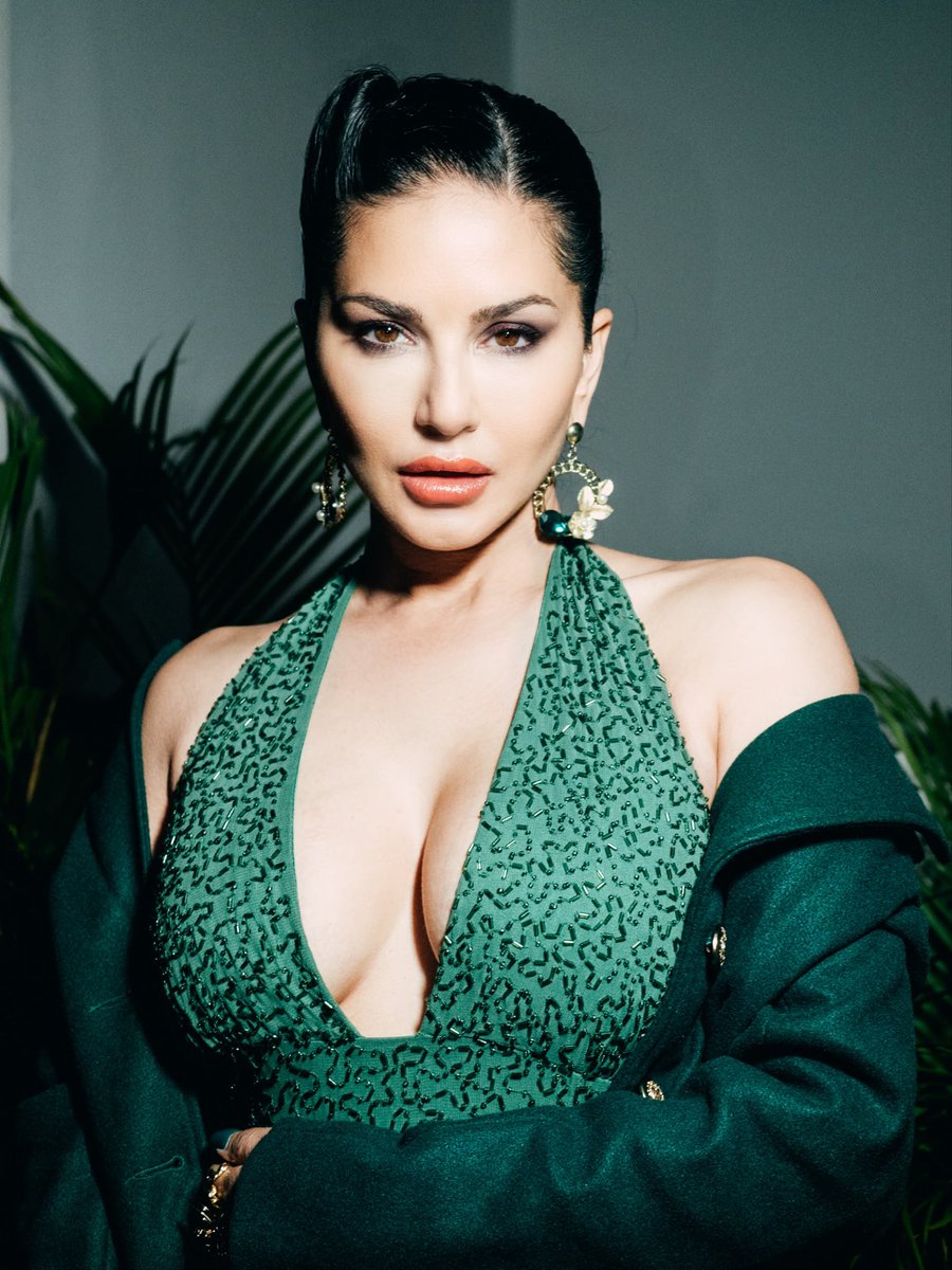 SunnyLeone's tweet photo. How’s your weekend going? 
.
.
#sunnyleone https://t.co/XDuNTNWCha