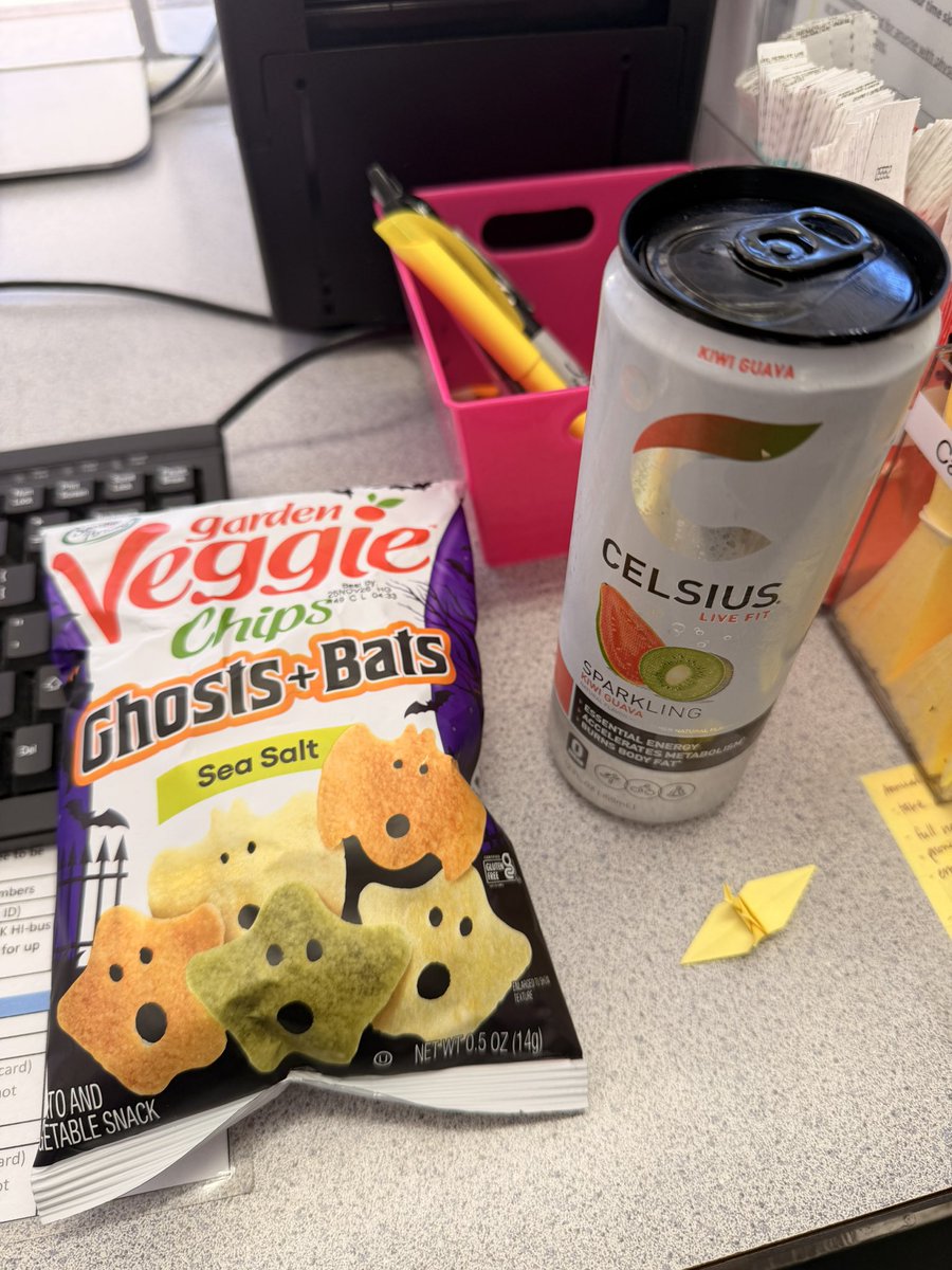 sleepyliltea's tweet photo. I’m so fucking tired, but it’s slow enough I can snack and fold cranes between customers 😑 https://t.co/yx0AgJzOS9