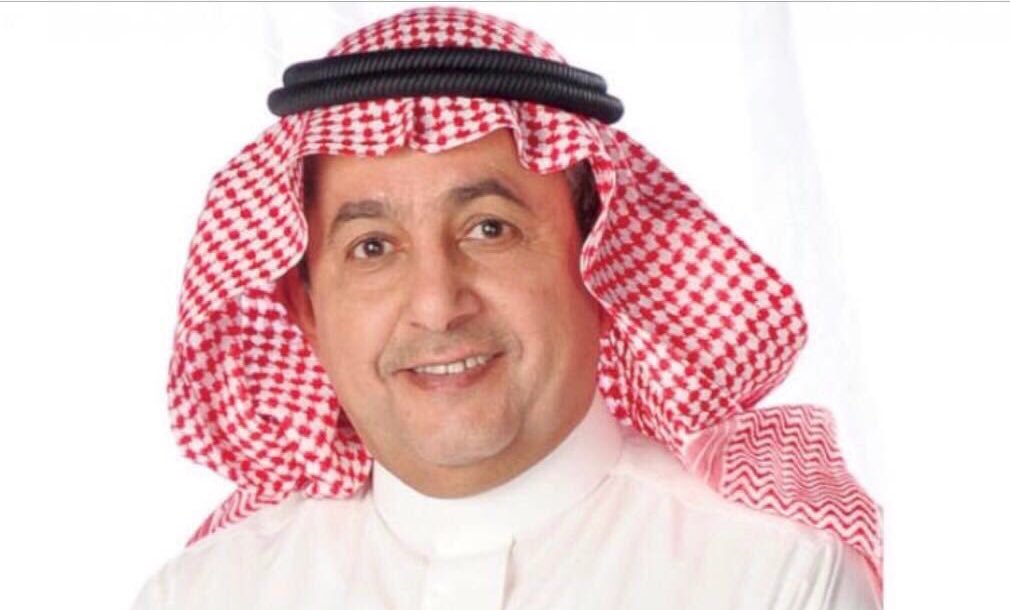 sadun999's tweet photo. الرمز الوطني الشهير وآحد اعلام قبيلة عتيبة 

داود بن عبد العزيز بن محمد الشِّرْيان الاسعدي الروقي العتيبي ولد في عنيزة إحدى محافظات منطقة القصيم، في 17 ذي الحِجَّة 1373هـ الموافق 15 آب (أغسطس) 1954م، ونشأ في العاصمة الرياض وتلقَّى تعليمه المبكِّر فيها، بعد انتقال أسرته إليها إثر وفاة جدِّه.
بدأت أولى بوادر اهتمامه وميوله للعالم الإعلامي في المرحلة المتوسطة، التي أظهر خلالها اهتمامًا بالمسرح الذي تعرف عليه من خلال مسابقات مسرحية سنوية تُقام على مستوى المدارس آنذاك، وتلقى تشجيعًا من الممثل السعودي محمد الطويان الذي التقاه وقاده إلى التمثيل المسرحي على مسرح المعهد الفني في الرياض، امتد اهتمامه بالمسرح خلال دراسته المرحلة الثانوية في مدرسة اليمامة الثانوية التي كانت تضم مسرحًا بتصميم روماني.
التحق الشريان بعد تخرجه من الثانوية بكلية الإعلام وتخصص في الصحافة بجامعة الملك سعود، وحصل على البكالوريوس منها في عام 1977م.
مناصبه
إعلامي وصحافي ومقدم برامج سعودي
، تولَّى منصب الرئيس التنفيذي لهيئة الإذاعة والتلفزيون
 في السعودية من 2017 حتى 2019، وتقلَّد عددًا من المناصب في مسيرته المهنية منها نائب المدير العام لقناة العربية
، والمدير العام لمجموعة إم بي سي
، ورئيس تحرير موقع العربية نت
.