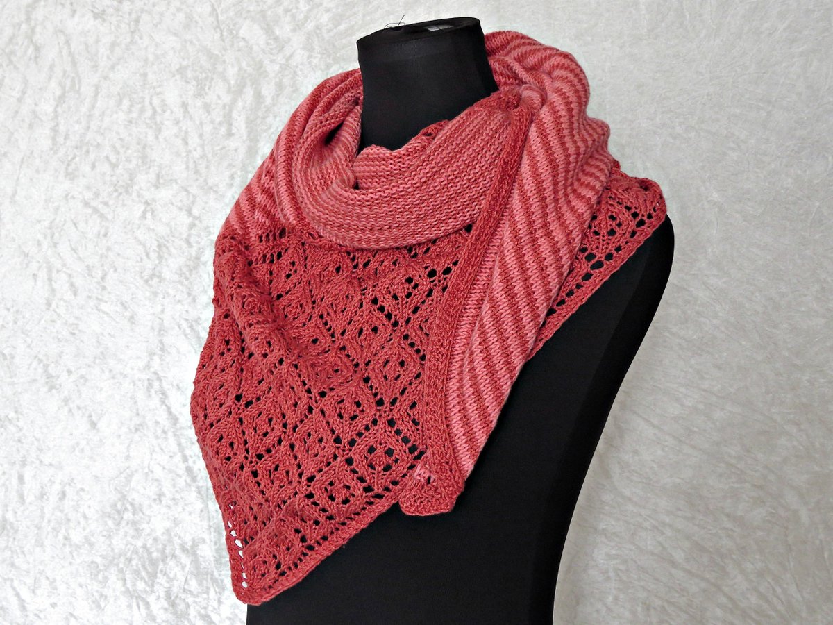 Crazy_Patterns's tweet photo. Lust auf ein neues Lieblingstuch? Das Dreieckstuch „Amrun“ begleitet dich von Spaziergang bis Sofa und macht jedes Outfit gemütlicher. 🧶✨ Strick dir dein Wohlfühl-Accessoire – jetzt bei Crazypatterns ansehen! https://t.co/MVF1J7h8Z3 https://t.co/7lAJm52jj5