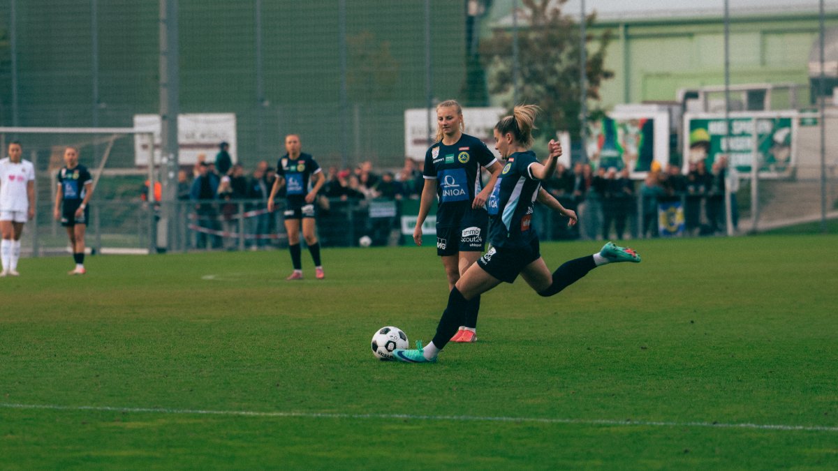 FirstViennaFC's tweet photo. Die schönsten Bilder unserer Frauen vom heutigen Duell gegen den SK Rapid! 💙💛📸

#ViennaFamily #FrauenPower #FrauenBundesliga https://t.co/Z6r7UkmGMB