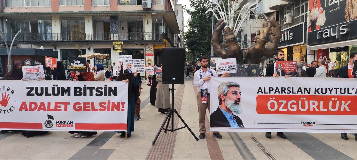 furknharketi's tweet photo. İftiralarla, baskılarla ve cezaevlerindeki hak ihlalleriyle bizleri yıldıramazsınız! Adalet yerini bulana dek meşru mücadelemizden vazgeçmeyeceğiz!

ZulmeKarşı Meydanlardayız
AlparslanHocaya Ozgürlük
SemraHocaya Ozgürlük
FurkanGönüllülerine Ozgürlük

📍Batman &amp; Ceyhan https://t.co/yRHnEMuRmN
