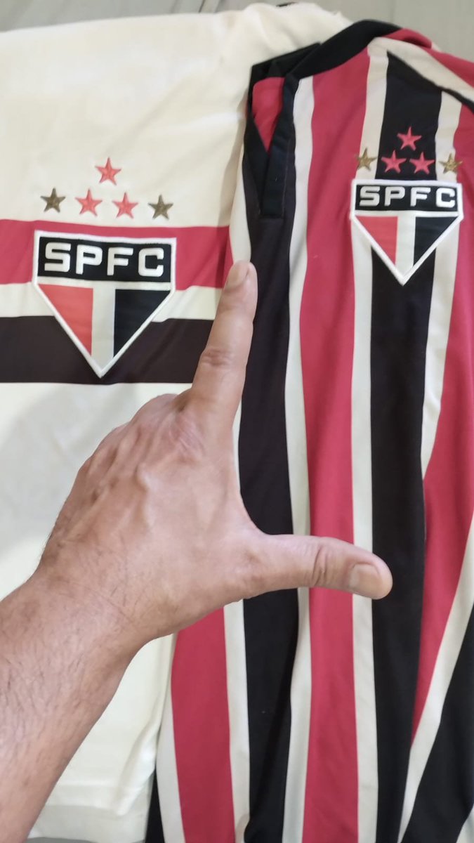 pinhalito's tweet photo. Camisa pesada que o Biroliro nunca vestiu. Nossas cores são as cores do antifascismo. Vamos, SPFC! https://t.co/eNNpNtTOKf