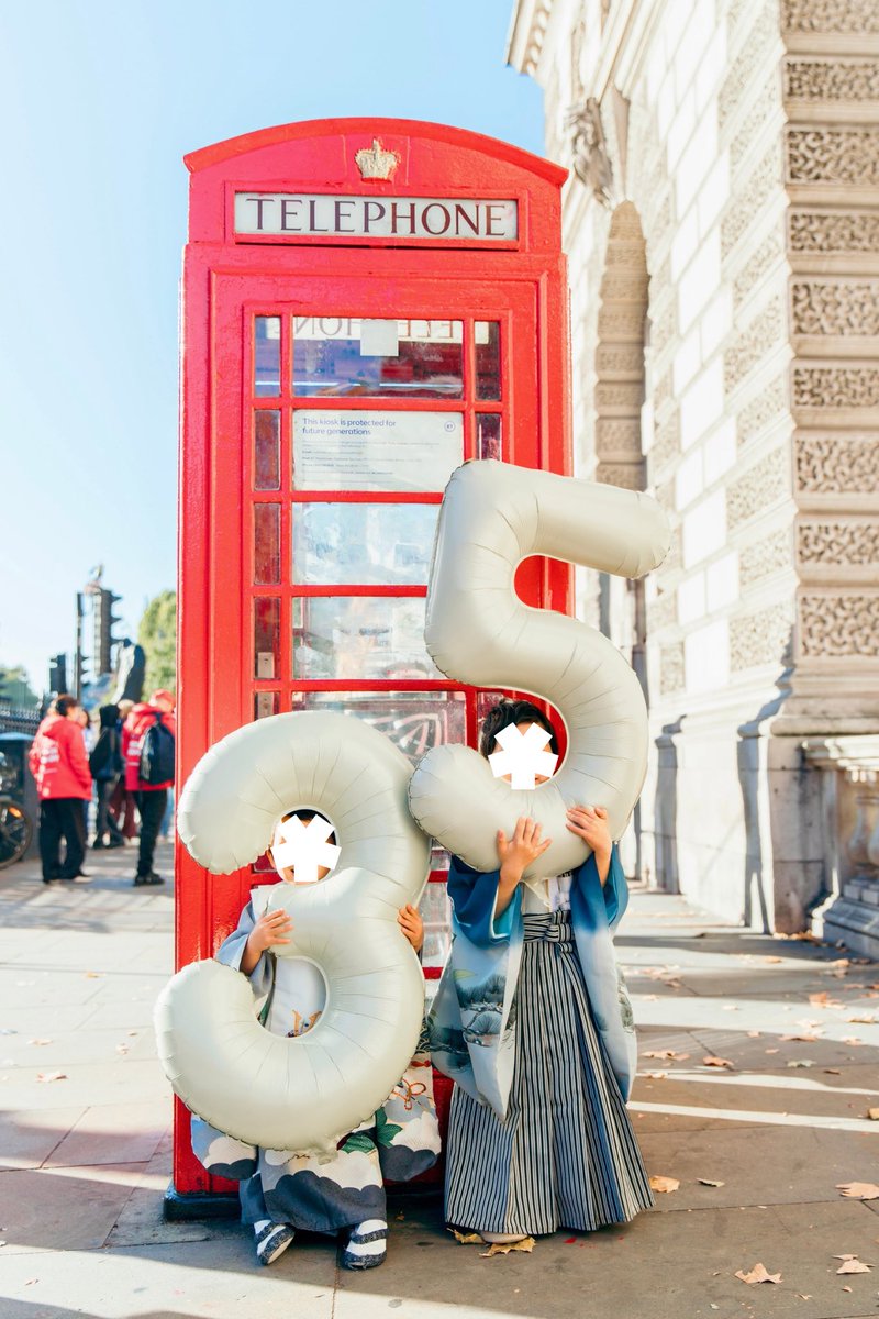 momonmi_momomi's tweet photo. ロンドン七五三撮影ーーー🇬🇧📷

帯同が決まった時からやりたかったことのひとつ！！

手作りの千歳飴袋はリバティの布で製作（ミシン買うのケチって全て手縫い…）

子供たちはそれぞれの産着を着ての撮影

この時���に珍しい秋晴れでとってもいい思い出になりました☺️✨ https://t.co/SoXfSylMiQ