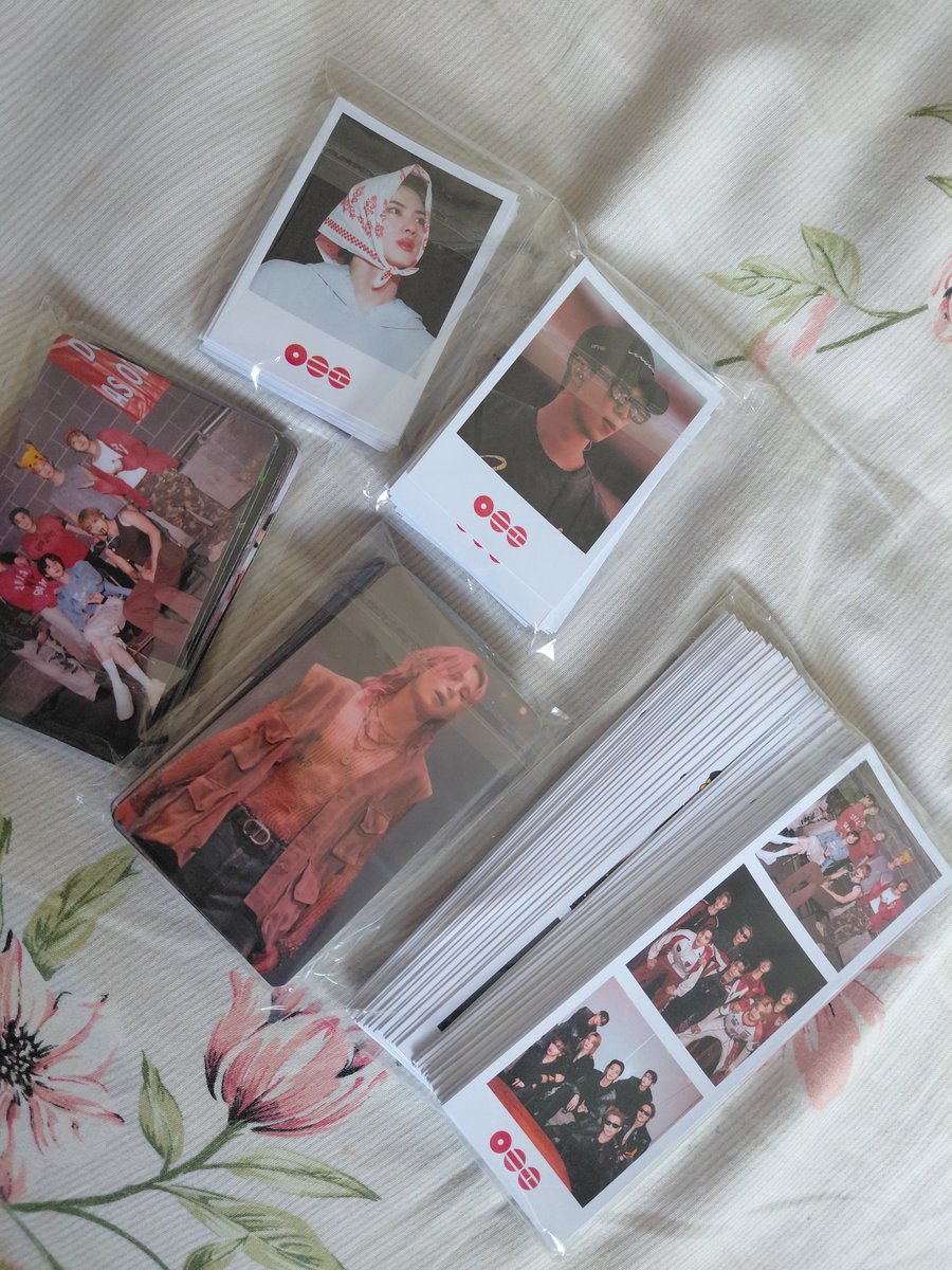 i3bangvy's tweet photo. freebies do dia 28 e 30 na fila da pista prontinhos 🫶🏻🫶🏻 espero que só caiam na mão de pessoas que merecem (nao precisa trocar comigo pra receber, é FREEbie vius) https://t.co/Y2iVIYDHX8