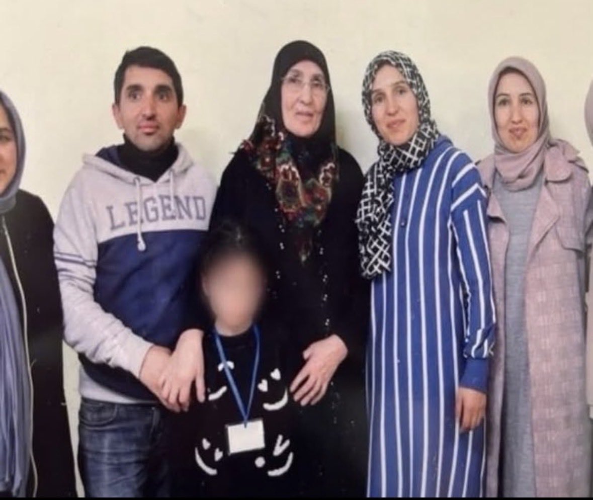 YucelGokce25's tweet photo. Bu ikiyüzlü düzen, çökmüş bir adalet sisteminin resmidir.
77 yaşındaki Hatice Yıldız, tutuklu kızının cezaevindeki arkadaşlarına para gönderdiği gerekçesiyle evinden sedyeyle
çıkarılarak cezaevine götürüldü.

AbdullahTırpan https://t.co/A1sHkUZB0Q