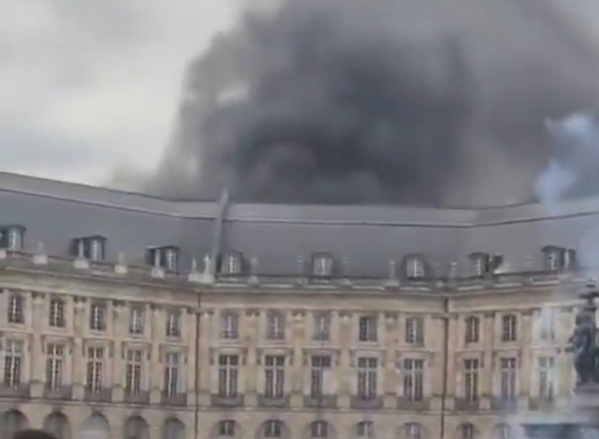 GoyaFrancho's tweet photo. Fuego cerca de la Bolsa de Burdeos. Cerca de la Opera y de mi casa. #bordeauxmaville #Bordeaux https://t.co/bbZO2rgYyQ